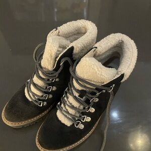 Black “White Mountain” brand winter faux fur lined boots.size 7.